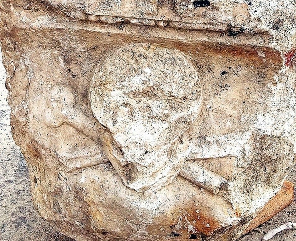 "Разгадаем эту загадку" Археологи нашли под храмом утварь XII-XIII веков