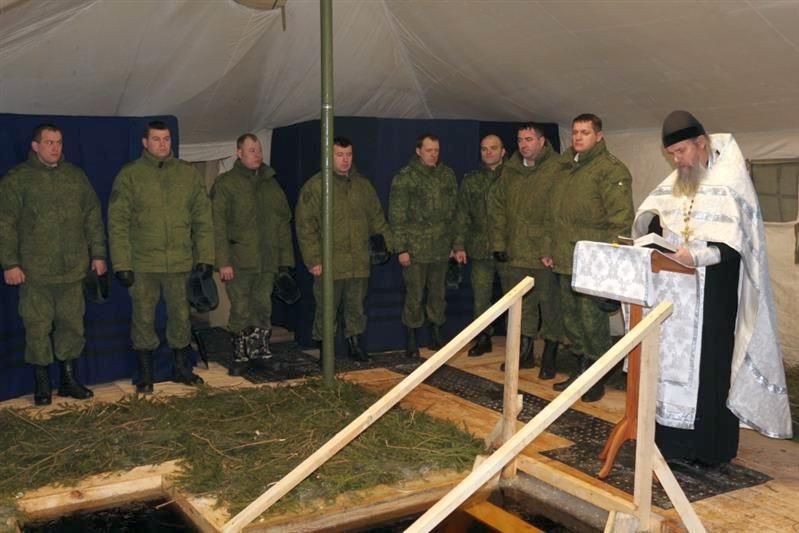 Купания по-военному Гвардейцы вновь установили шатёр в крещенские морозы
