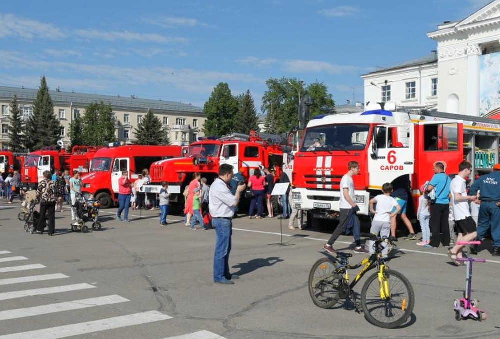 Агенты Ф.П.С. Пожарные Сарова отметили юбилей автомобильным шоу
