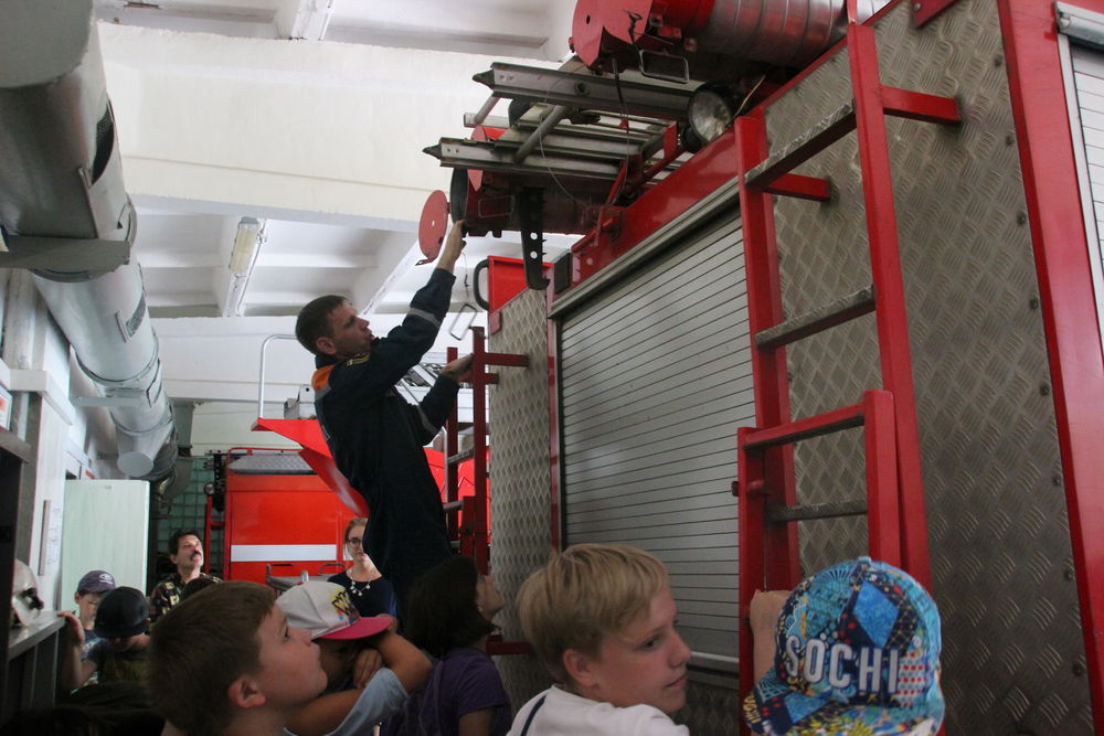 Ознакомительный штурм Школьникам предложили ненадолго побыть пожарными