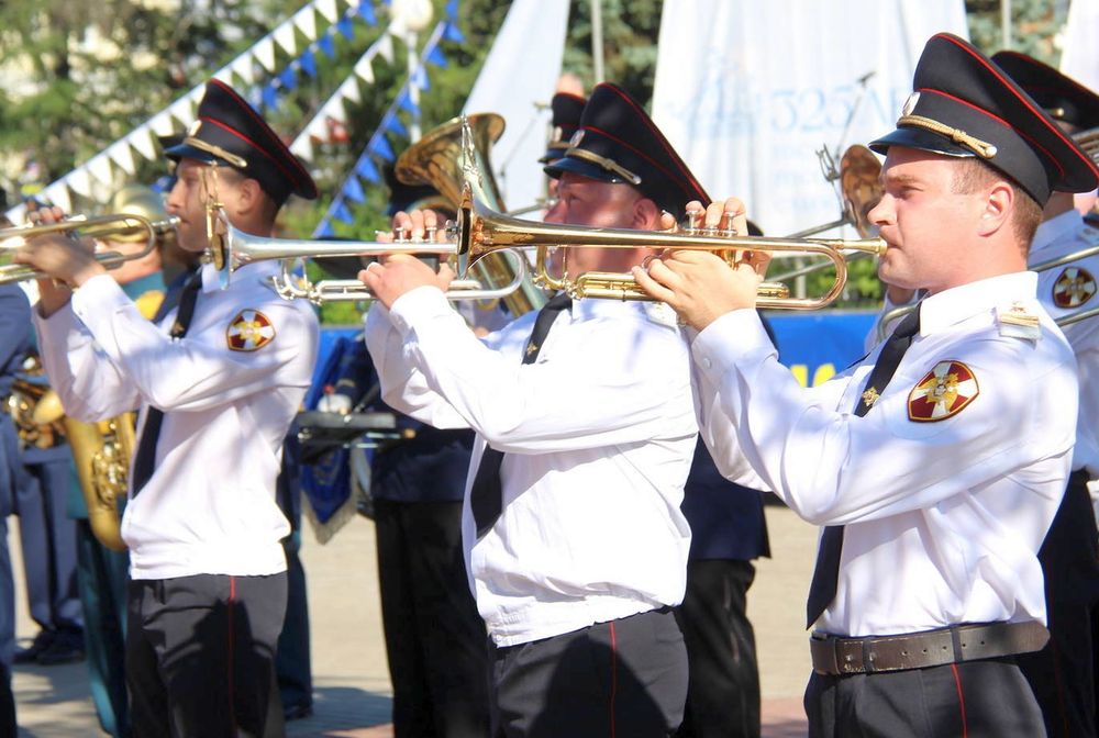 Почётный марш Военные музыканты сыграли на большом фестивале