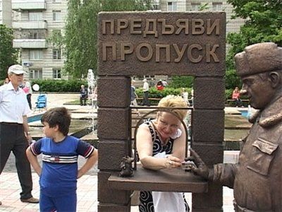 Памятник пропуску В Заречном появился бронзовый часовой ФОТО