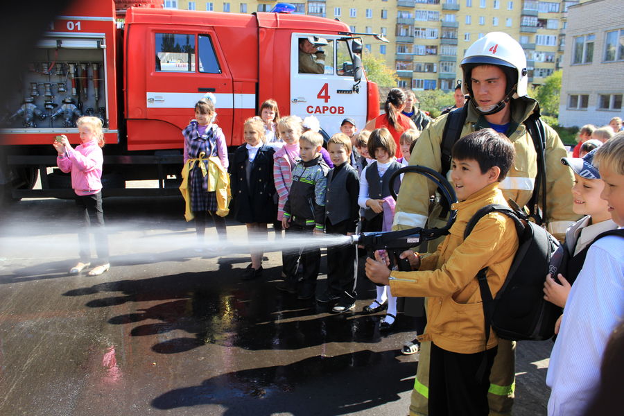 Водомёт на перемене Пожарный отряд МЧС побывал во всех школах